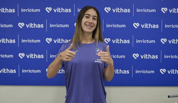 Imagen de la centrocampista Júlia Bartel tras completar el reconocimiento médico con el Atlético de Madrid.
