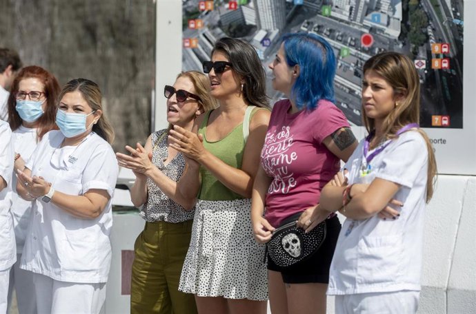 La diputada de la Asamblea de la Comunidad de Madrid, Manuela Bergerot (3d), junto a trabajadoras del Hospital Universitario de La Paz