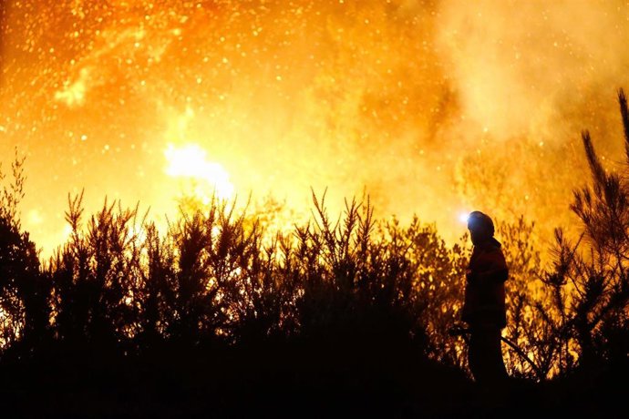 Un vecino ve el avance del fuego en A Pobra de Brollón, en Lugo