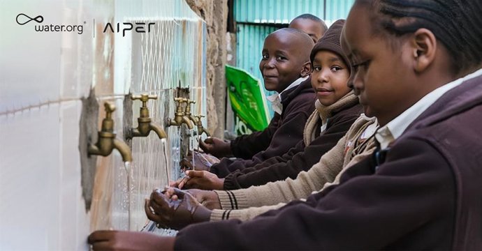 Aiper apoya a Water.org para ayudar a 4,000 personas necesitadas a obtener acceso a agua segura o saneamiento.
