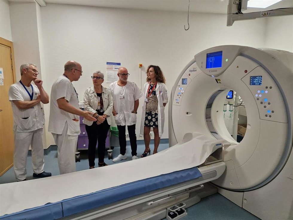 La consejera de Salud, Concepción Saavedra, durante su visita al Hospital San Agustín.