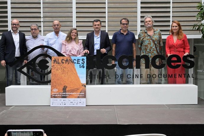 Archivo - El alcalde de Cádiz, Bruno García, la delegada de Cultura, Maite González, y el director artístico del Festival Alcances, Javier Miranda, en la presentación de este festival de cine en 2024. ARCHIVO.