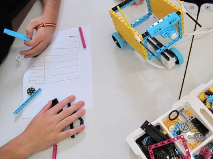 Clase de robótica en el Centro Educativo de justicia juvenil El Segre (Lleida)