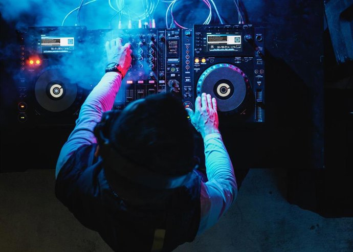 Archivo - Dj Playing Music At Sound Mixer In Night Club