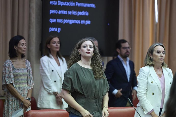 La portavoz del PP en el Congreso, Ester Muñoz (i) y la diputada del PP Cuca Gamarra (d), durante la reunión de la Diputación Permanente, en el Congreso de los Diputados, a 26 de agosto de 2025, en Madrid (España).  La Diputación Permanente del Congreso, 