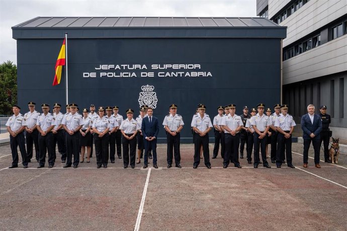 El delegado del Gobierno en Cantabria, Pedro Casares, visita la Jefatura Superior de Policía Nacional en su primera visita desde que asumió el cargo