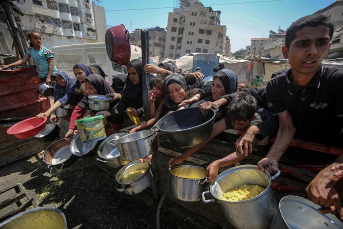 24 August 2025, Palestinian Territories, Gaza: Palestinians wait to receive food from a charity kitchen, amid the on going famine. 