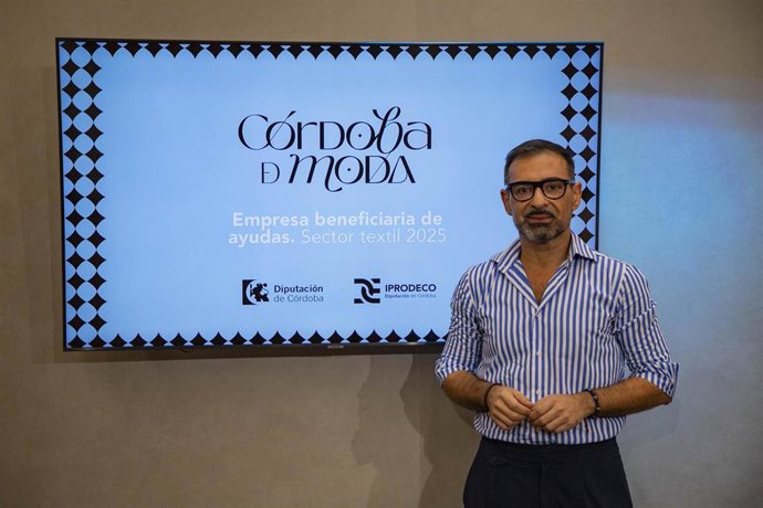 El delegado de Desarrollo Económico, Promoción y Empleo de la Diputación de Córdoba, Félix Romero, informa de las ayudas al sector de la moda.