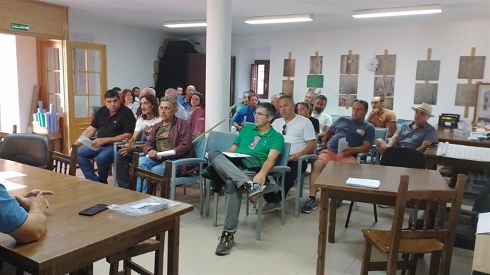 Reunión mantenida por los responsables de UPA con ganaderos en Porto.