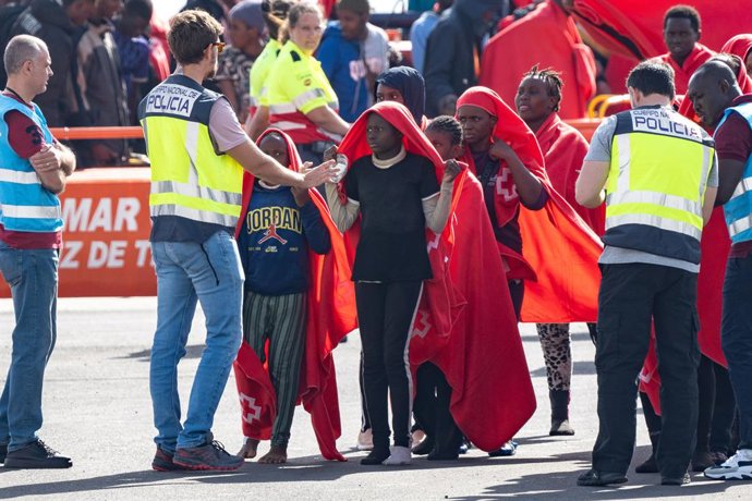 Archivo - Los servicios sanitarios atienden a migrantes llegados en cayuco a Puerto Naos, a 28 de diciembre de 2024, en Arrecife, Lanzarote, Canarias (España). La Guardamar Calíope de Salvamento Marítimo ha rescatado a unos 240 migrantes que han llegado e