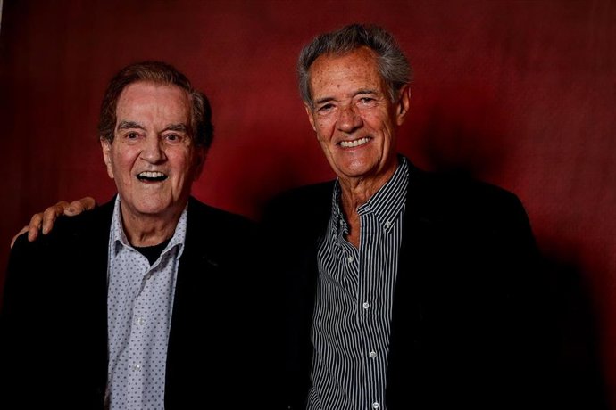 Archivo - Los integrantes del Dúo Dinámico, Manuel de la Calva (i) y Ramón Arcusa (d), posan para Europa Press, en una imagen de archivo