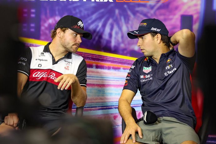 Archivo - BOTTAS Valtteri (fin), Alfa Romeo F1 Team ORLEN C42, PEREZ Sergio (mex), Red Bull Racing RB18, portrait, press conference, during the Formula 1 Singapore Airlines Singapore Grand Prix 2022, 17th round of the 2022 FIA Formula One World Championsh
