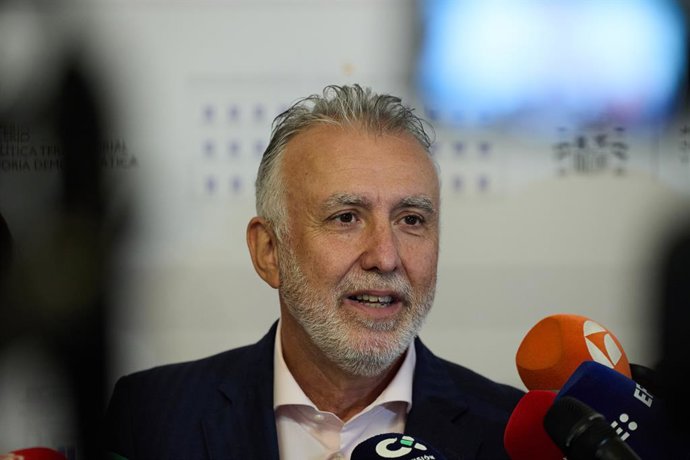 Archivo - El ministro de Política Territorial y Memoria Democrática, Ángel Víctor Torres, atiende a los medios de comunicación tras una reunión en la sede del Ministerio, a 16 de julio de 2025, en Madrid (España). El encuentro tiene lugar en el contexto d