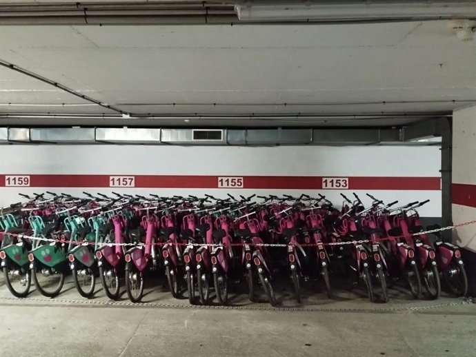 Bicicletas de BiciPalma almacenadas en el aparcamiento de Sa Riera.