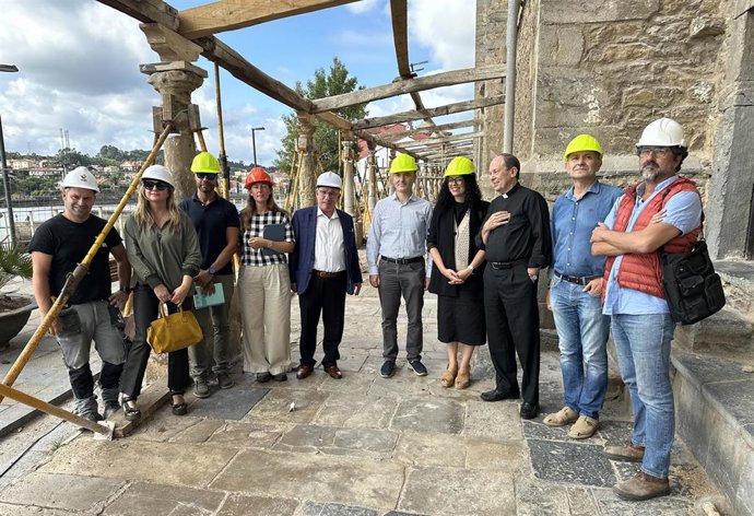 La consejera de Cultura, Política Llingüística y Deporte, Vanessa Gutiérrez, ha visitado hoy las obras de rehabilitación del pórtico de la iglesia de Santa María de Luanco, junto con el alcalde de Gozón, Jorge Suárez; el director general de Patrimonio