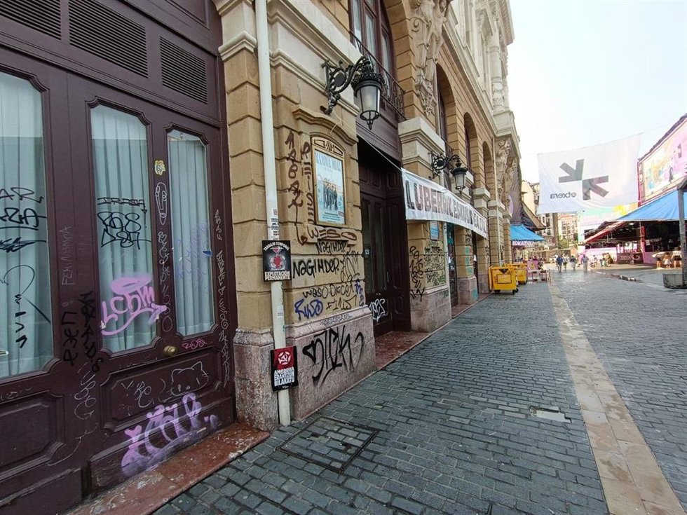 Pintadas en fachada y entradas del Teatro Arriaga
