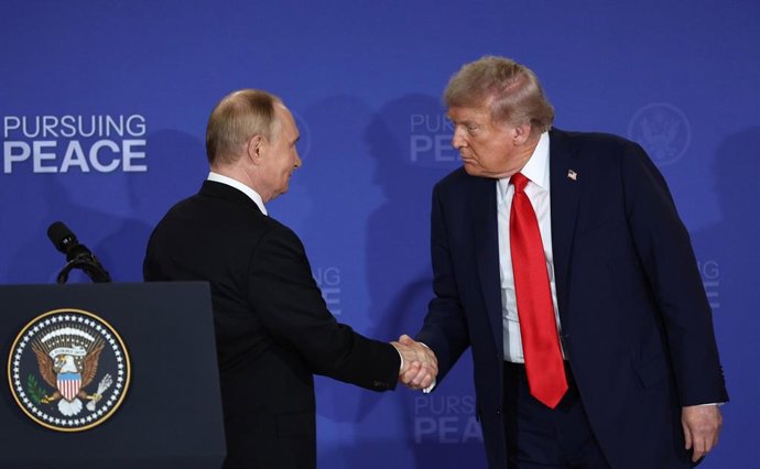 Vladimir Putin y Donald Trump se estrechan la mano en la cumbre de Anchorage.