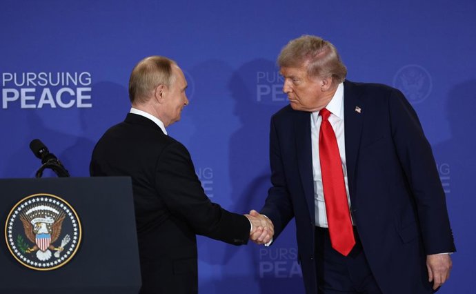 16 de agosto de 2025, Alasca, Alasca, Estados Unidos da América: O presidente dos Estados Unidos, Donald Trump, e seu colega russo, Vladimir Putin, realizam uma coletiva de imprensa conjunta após suas conversas críticas no Alasca, na sexta-feira, com o ob