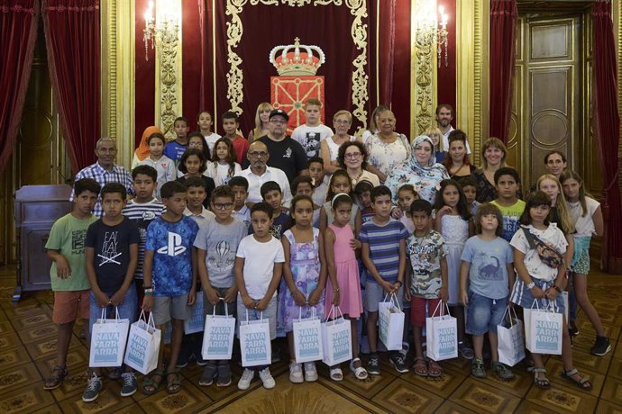 Recepción de la comsejera de Derechos Sociales, Economía Social y Empleo del Gobierno de Navarra, Carmen Maeztu, a niños y niñas saharauis.