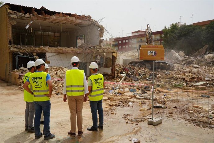 Avanza la reconstrucción de los centros educativos más afectados por la riada con el derribo de las instalaciones dañadas