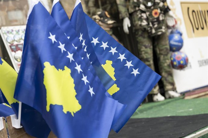 Archivo - Banderas de Kosovo en una tienda de recuerdos de Pristina