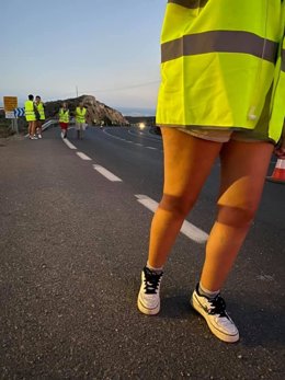 Peregrinos avanzan por la carretera que conduce a Dalías (Almería) con motivo de las fiestas en honor al Santísimo Cristo de la Luz.