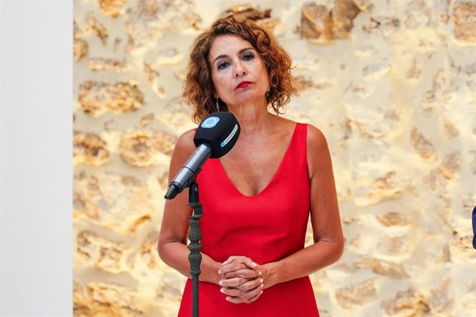 La vicepresidenta primera del Gobierno y ministra de Hacienda, María Jesús Montero, atiende a los medios antes de su visita al ayuntamiento rehabilitado. 