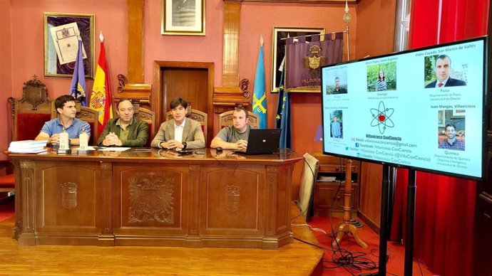 El consejero de Ciencia, Borja Sánchez; los investigadores Bernardo Rodríguez y Pablo Cayado, y el alcalde de Villaviciosa, Alejandro Vega, durante el encuentro 'ConCiencia'.