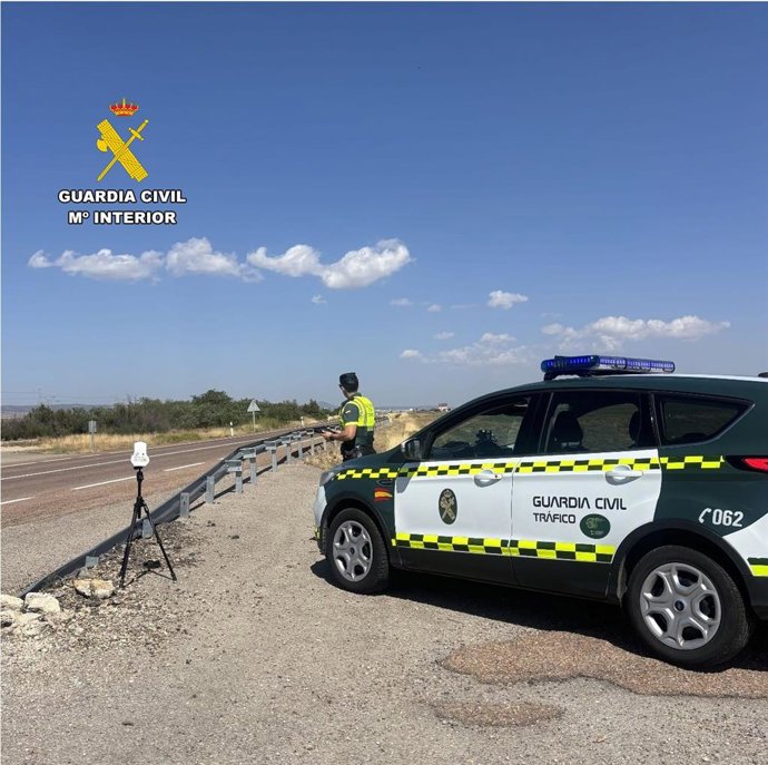 La Guardia Civil de Teruel delante de un radar