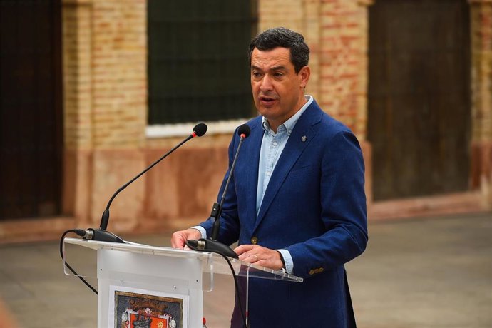 El presidente de la Junta de Andalucía, Juanma Moreno, interviene desde el atril en el marco de una visita institucional realizada al Ayuntamiento de Archidona (Málaga).  A 26 de agosto de 2025, en Archidona Málaga (Andalucía, España). El presidente de la