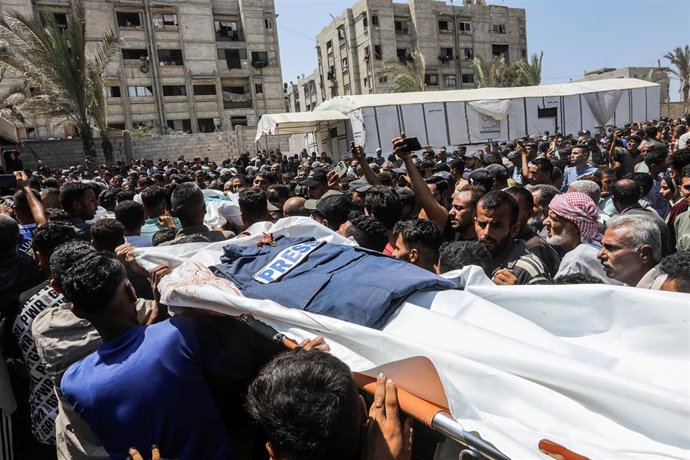 Palestinos trasladan el cadáver de un periodista muerto en un bombardeo ejecutado por el Ejército de Israel contra el Hospital Naser de Jan Yunis, en el sur de la Franja de Gaza (archivo)