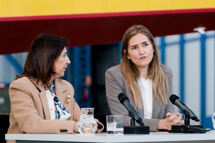 Archivo - La ministra de Defensa, Margarita Robles (i), y la vicepresidenta tercera y ministra para la Transición Ecológica y Reto Demográfico, Sara Aagesen (d), 