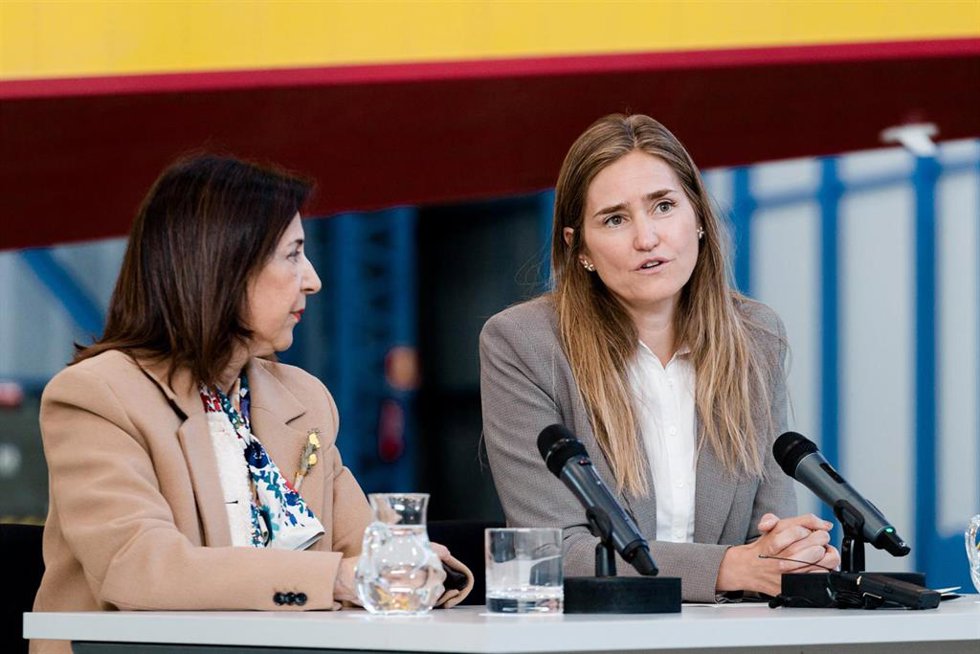 Archivo - La ministra de Defensa, Margarita Robles (i), y la vicepresidenta tercera y ministra para la Transición Ecológica y Reto Demográfico, Sara Aagesen (d),
