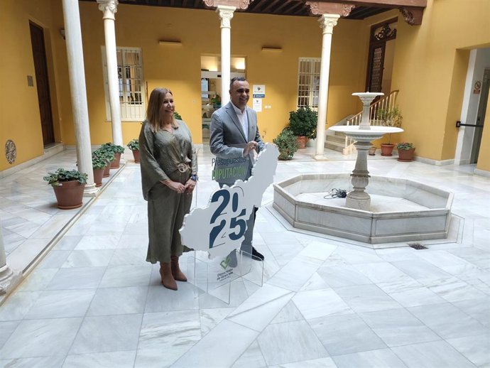 Archivo - El presidente de la Diputación de Granada, Francis Rodríguez, con la diputada provincial de Economía, Ana Molina, en una imagen de archivo.