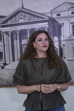 A porta-voz do PP no Congresso, Ester Muñoz, dá declarações à mídia após a reunião da Deputação Permanente, no Congresso dos Deputados, em 26 de agosto de 2025, em Madri (Espanha).  A Deputação Permanente do Congresso, o único órgão do