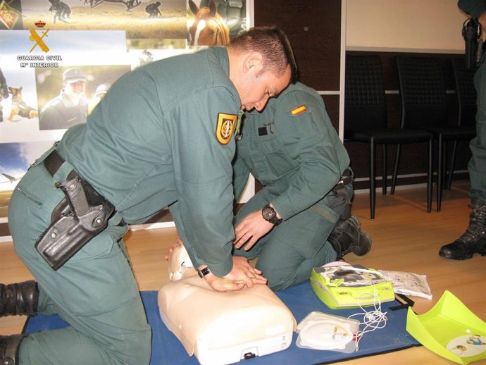 Archivo - Agentes de la Guardia Civil han logrado salvar la vida a un hombre de 67 años en Zujaira (Pinos Puente) gracias a aplicación de técnicas de RCP tras caer de un muro de unos dos metros.