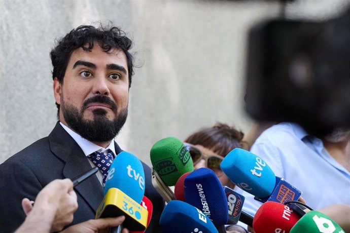 Archivo - El líder de Se Acabó La Fiesta (SALF) y eurodiputado, Luis 'Alvise' Pérez, al salir de declarar en el Tribunal Supremo, el pasado 11 de julio de 2025, en Madrid (España).