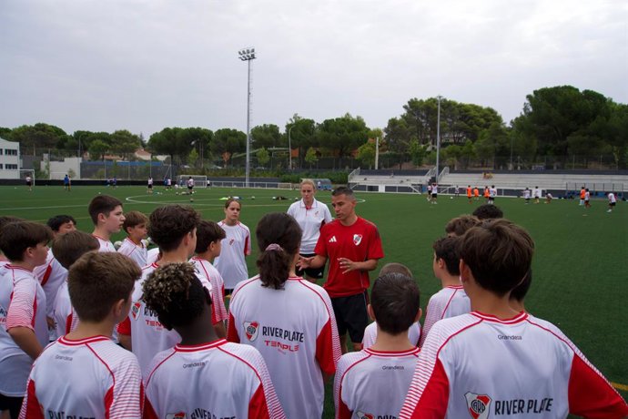 El ex jugador argentino Javier Saviola junto a los niños que participan en el Campus de River Plate.