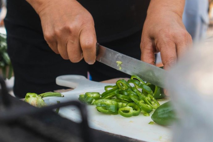 Una biotecnóloga explica por qué cortar en tablas de plástico libera microplásticos que acaban en tu comida