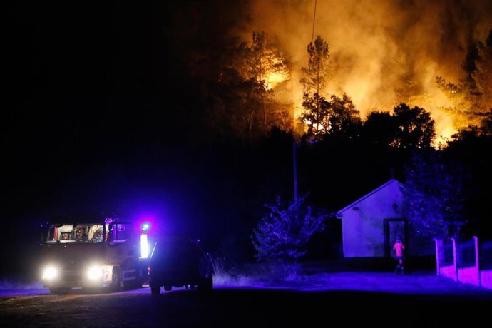 Un vecino ve el avance del fuego, a 25 de agosto de 2025, en A Pobra de Brollón, Lugo