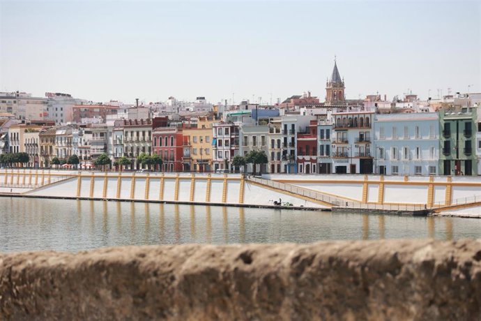 Archivo - Vista panorámica de la calle Betis, en el barrio de Triana, desde el Paseo de Colón, en la orilla opuesta del río Guadalquivir. Imagen de archivo. 