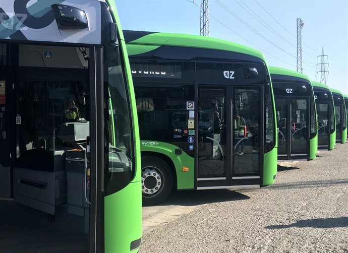 Archivo - Autobuses eléctricos en cocheras de Avanza