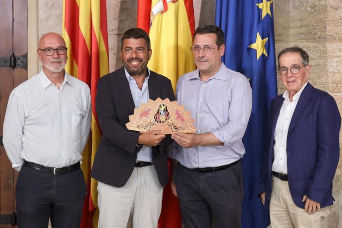 El president de la Generalitat, Carlos Mazón, en un encuentro de trabajo con representantes del Gremio de Maestros Abaniqueros de Valencia, encabezado por su presidente, Jesús Muñoz.