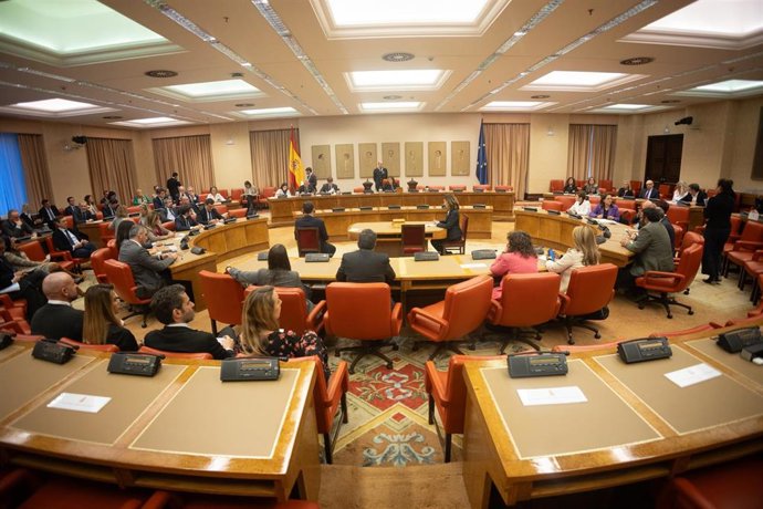 Archivo - Vista general de una reunión de  la Diputación Permanente del Congreso
