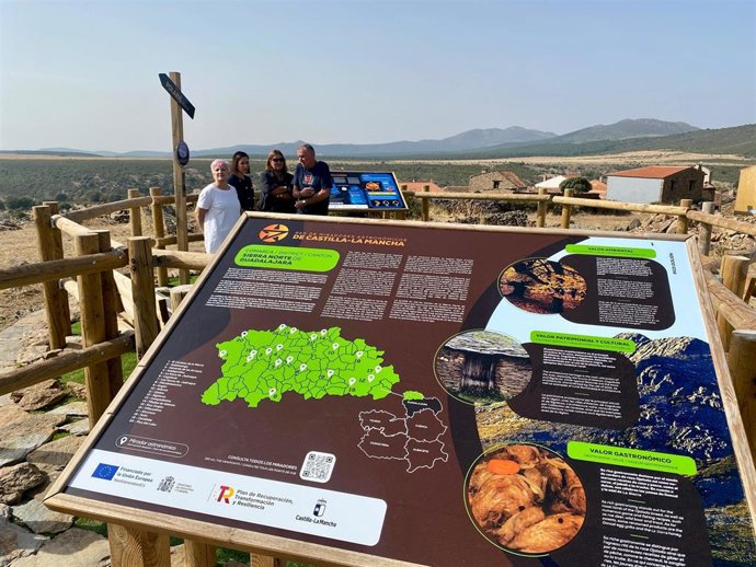 La directora general de Turismo, Comercio y Artesanía, Ana Isabel Fernández, ha visitado el mirador astronómico de Las Navas de Jadraque.