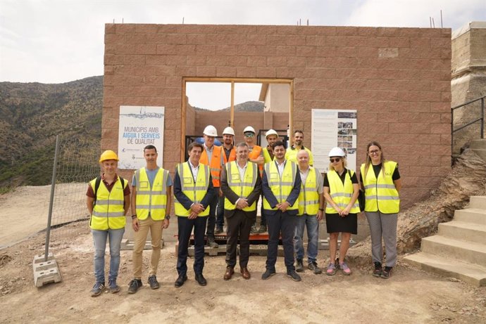 Foto de família del Consorci d'Aigües junt amb la Diputació de Girona.