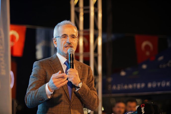 Archivo - November 18, 2023: Gaziantep, Turkiye. 18 November 2023. The Turkish Minister of Transport and Infrastructure Abdulkadir Uraloglu attends a ceremony to distribute discounted diesel fuel and certified wheat seeds to farmers, in the southern Turki