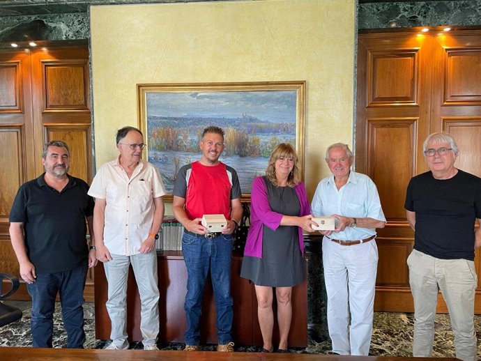I-D: César Layana (Instituto Navarro de la Memoria), Teo Ronco (amigo de Ángel Oliver), Ángel Oliver Miranda (hijo), la vicepresidenta Ana Ollo, José María Oliver (hermano) y Josemi Gastón (director del Instituto Navarro de la Memoria)