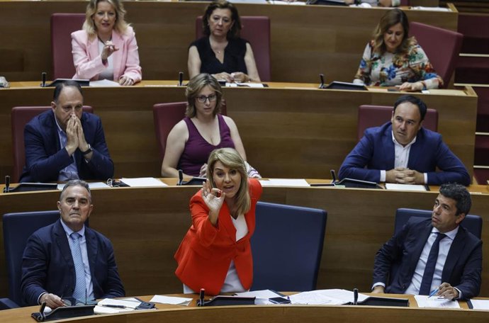 Archivo - La vicepresidenta de la Generalitat, Susana Camarero, durante una sesión de control de Les Corts