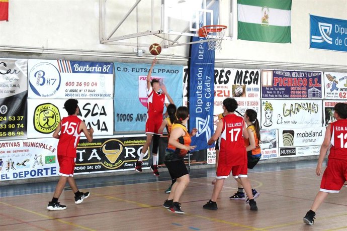 Imagen de un partido de baloncesto promovido por la Diputación de Cádiz